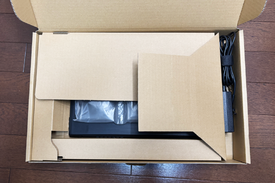 本体とACアダプターは仕切りで区分け